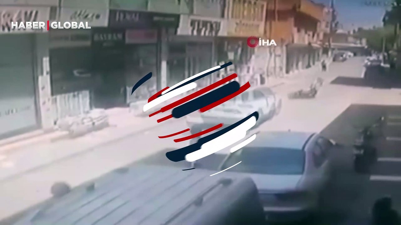 Hayat kurtaran refleks! Otomobil motoru biçti, sürücü son anda atlayarak kurtuldu