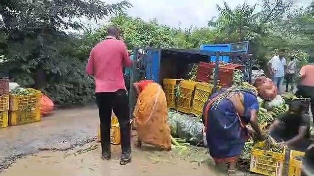 थोक फल सब्जी मंडल मार्ग हुआ जर्जर, गड्ढ़े ही गड्ढे , सब्जी से भरा आटो पलटा
