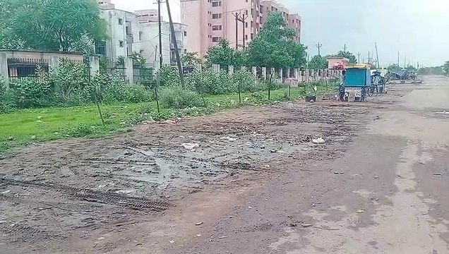 थोक फल सब्जी मंडल मार्ग हुआ जर्जर, गड्ढ़े ही गड्ढे , सब्जी से भरा आटो पलटा