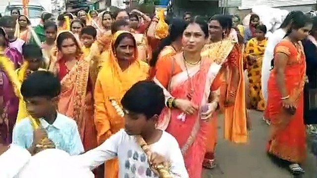 महिलाओं ने निकाली कांवड यात्रा निकालकर किया नगर भ्रमण