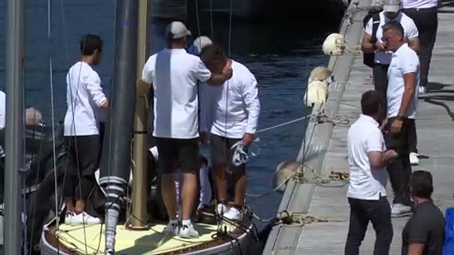 Juan Carlos I recoge el premio de las regatas, en las que el 'Bribón' logra la primera posición