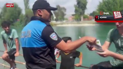 Adana’da polisler, kanalda yüzen çocukları sudan çıkartıp bilgilendirdi