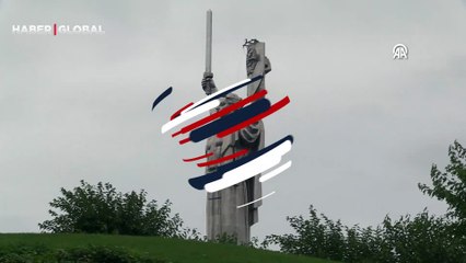 Ukrayna'daki Anavatan Anıtı'nda bulunan Sovyet arması böyle söküldü