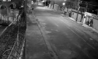 Criminosos roubam portão de casa em Fortaleza