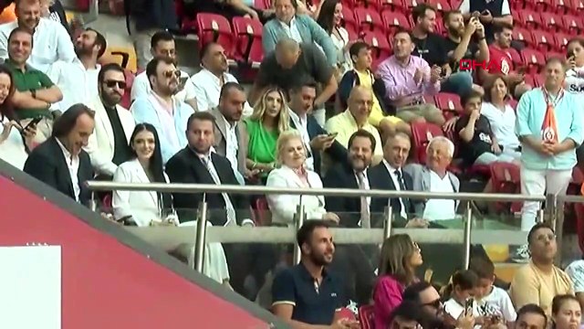 Galatasaray'da yeni transferler için imza töreni düzenlendi
