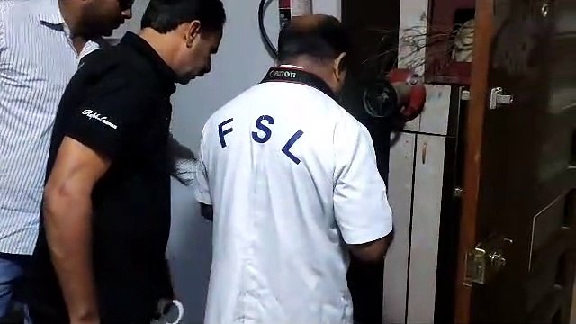 फ्लैट में घुसे बदमाशों ने आभूषण व्यापारी के पैर में मारी गोली