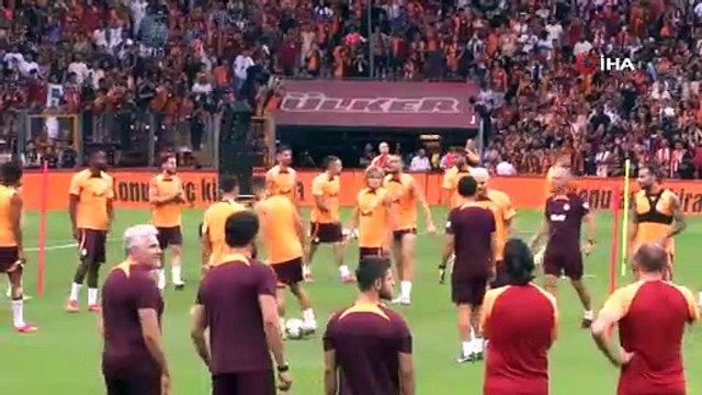 Galatasaray, Zalgiris maçı hazırlıklarını taraftara açık antrenman ile sürdürdü