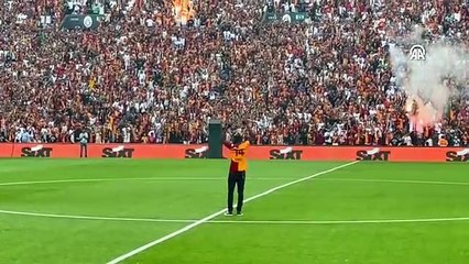 Galatasaray, yeni transferleri için taraftarı önünde imza töreni düzenledi