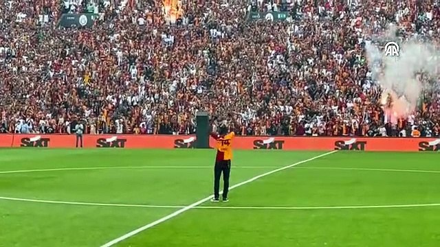 Galatasaray, yeni transferleri için taraftarı önünde imza töreni düzenledi