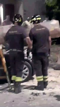 Milano, via Lorenteggio: le auto distrutte dagli alberi caduti durante il nubifragio
