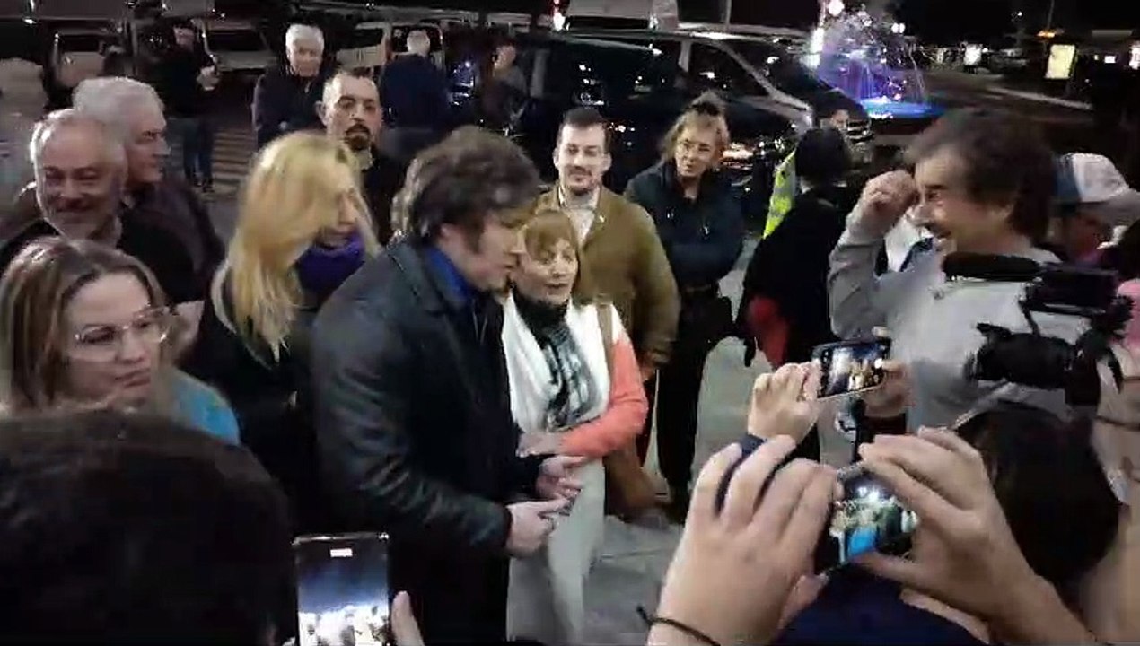 230730 Javier Milei en el Bahía Blanca Plaza Shopping