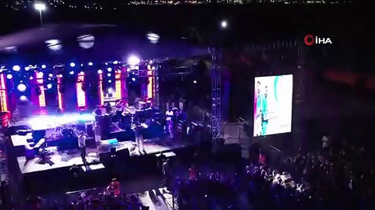 Altınova'da festival coşkusu Emre Altuğ konseriyle zirveye çıktı