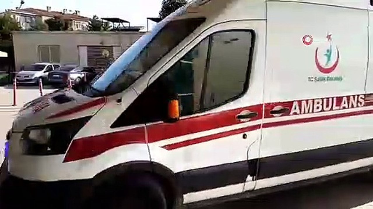 Le bras du garçon s'est cassé lorsqu'il est tombé du toboggan.