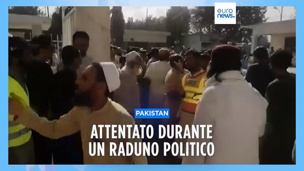 Kamikaze si fa esplodere durante un raduno politico in Pakistan. Decine di morti