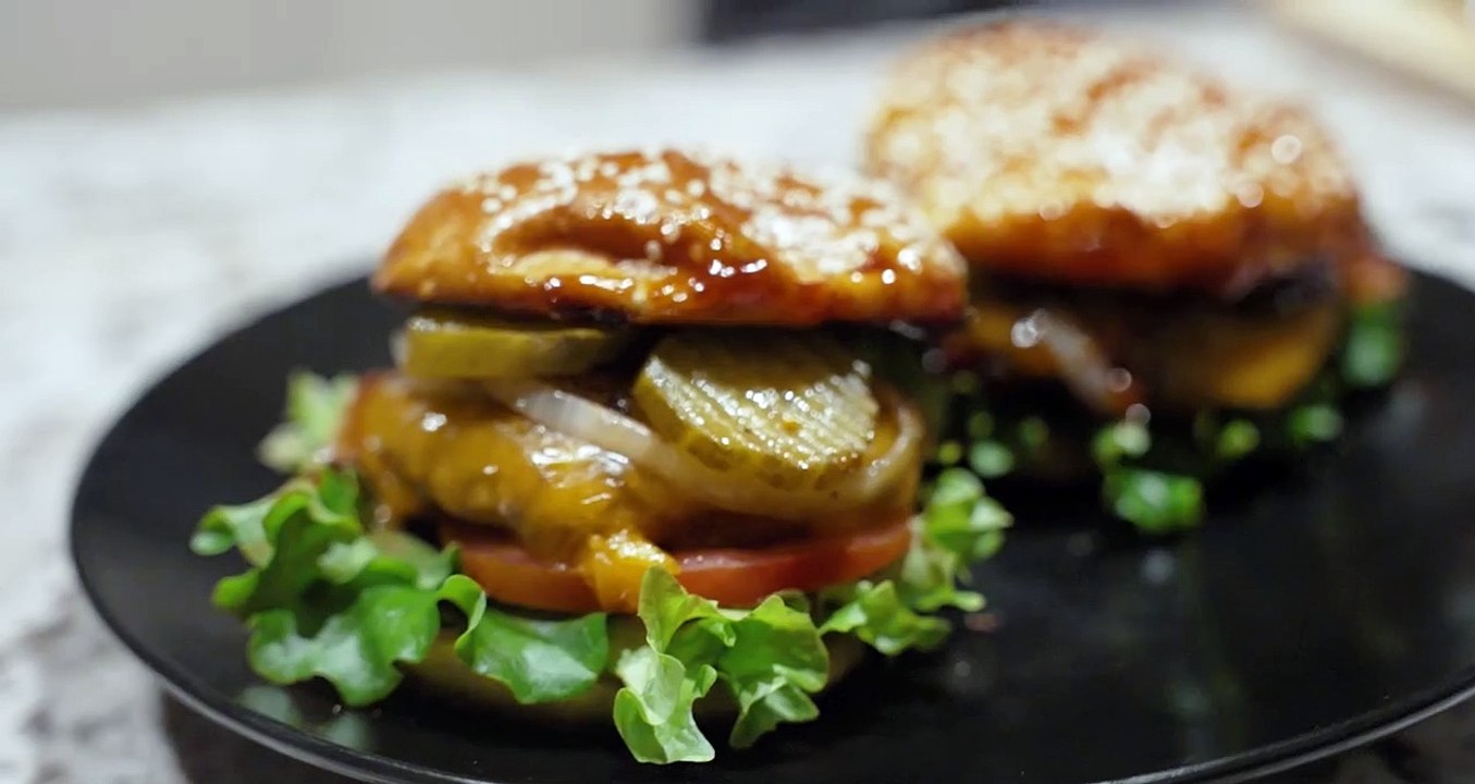 Cooking with Champions | Alexander Volkanovski and Israel Adesanya Make Kangaroo Burgers