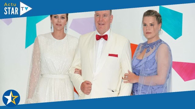 Charlène de Monaco virginale avec Camille Gottlieb et Alice Taglioni au Bal de la Croix-Rouge monéga