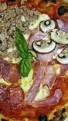 Heute eine neapolitanische Pizza belegt mit den besten Zutaten