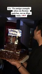 "Así de patriotas somos": Le cantan el Himno Nacional en el día de su cumpleaños