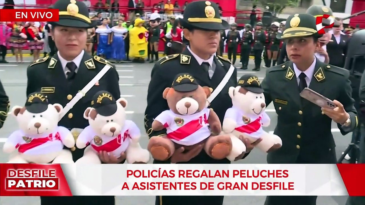 Desfile Militar: agentes de la Policía Nacional regalaron ositos de peluche a los asistentes