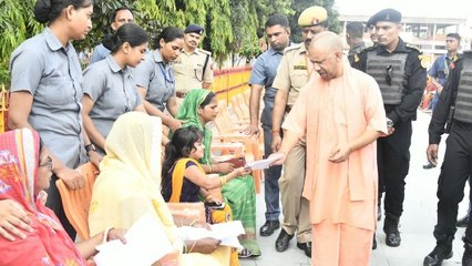 UP: जनता दरबार में सीएम योगी ने जब बुजुर्ग महिला से पूछा 'क्या आपको पेंशन मिलती है', मिला यह जवाब