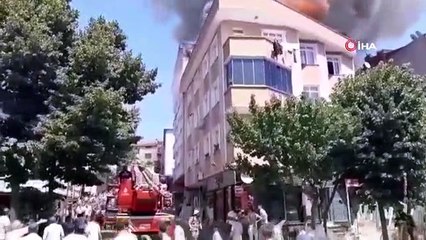 Toit d'un immeuble de 3 étages incendié à Bağcılar