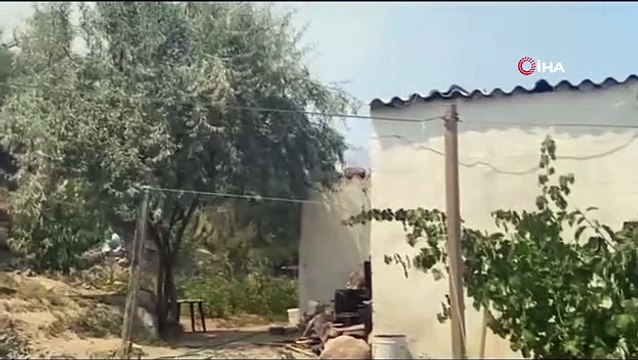 Un incendie s'est déclaré dans le terrain vague, les flammes se dirigent vers les maisons