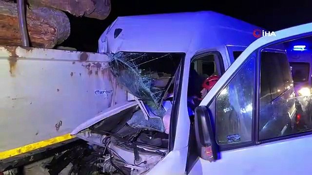 Camion chargé de grumes percuté par un minibus : 1 mort, 20 blessés