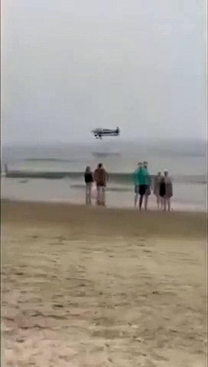Atterrissage d'avion choqué sur la plage aux États-Unis : plongé dans l'eau à côté des nageurs