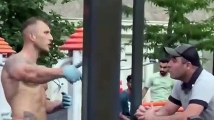 Réaction inattendue de l'homme qui a été signalé pour avoir fait de l'exercice seins nus dans le parc : As-tu envie de moi ?