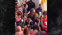 Cardi B jette un micro sur un fan en concert à Las Vegas