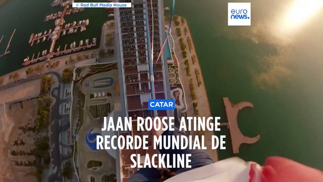 Catar: Jaan Roose bate recorde de travessia na “corda bamba” iluminada com luzes LED