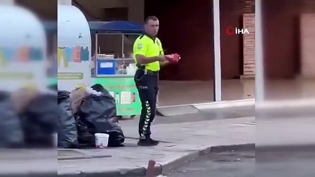 Türk bayrağını çöpten alan polis memuru ödüllendirildi