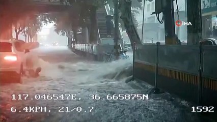 Çin’de sel sularına kapılan yaşlı adamı otobüs sürücüsü kurtardı