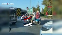 Antalya'da gündüz vakti trafikte şaşkına çeviren olay kamerada! Hem kask takmadı hem de kırmızı ışıkta alkol aldı