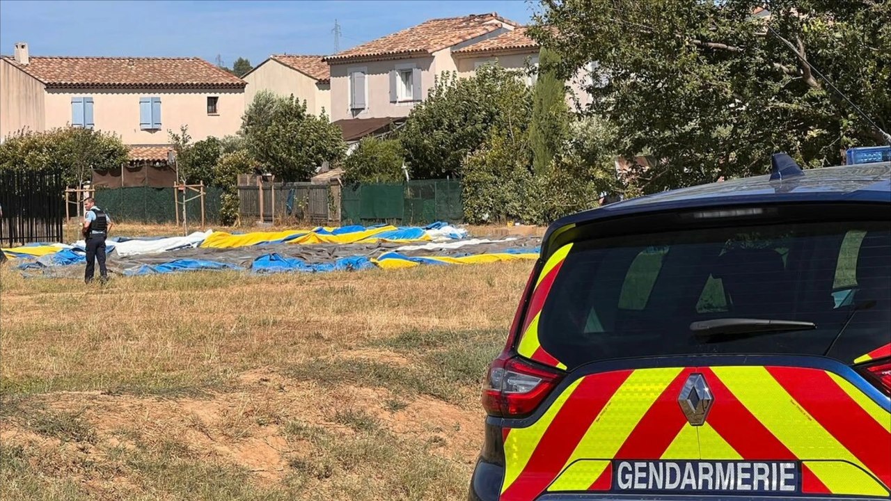 Tödlicher unfall im wasserpark: wind reißt hüpfburg mit vater und tochter weg