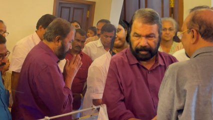 വക്കം പുരുഷോത്തമന് അന്ത്യാഞ്ജലി അർപ്പിക്കാൻ ശിവൻകുട്ടി എത്തി