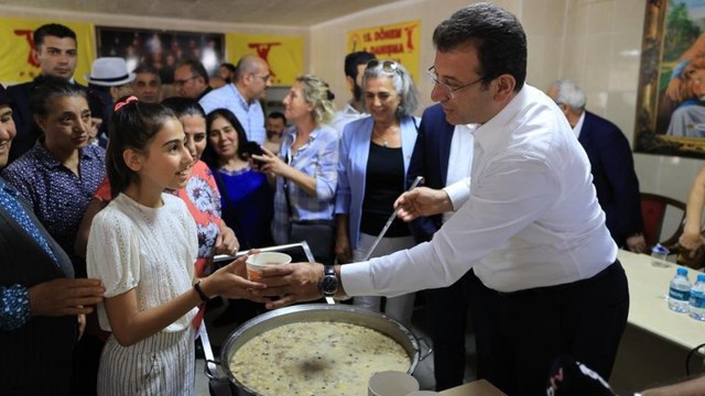 İmamoğlu, Alevi vatandaşların aşure lokmasına ortak oldu