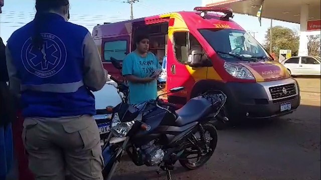 Mulher fica ferida após colisão entre carro e moto na Rua Três Amigos, no Bairro Universitário