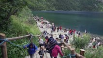 Morskie Oko - turyści uwielbiają szarlotkę ze schroniska nad Morskim Okiem