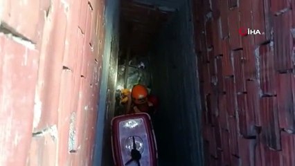 Apartman boşluğuna düşen kedi ekiplerce kurtarıldı