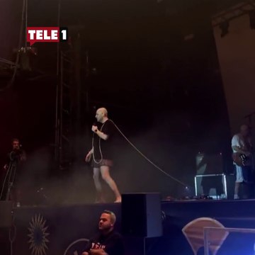 Büyük Ev Ablukada’nın konserinde sahneye iç çamaşırı fırlattılar!