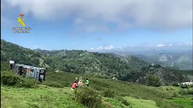 Diez heridos al despeñarse un autobús en la subida a los Lagos de Covadonga