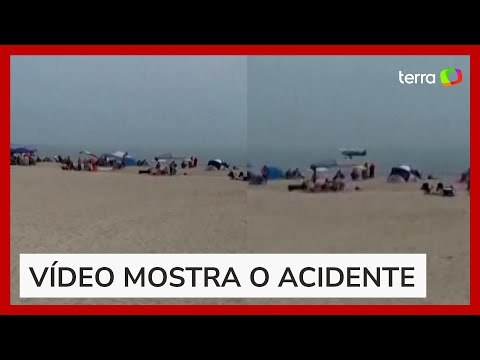 ​​Avião de pequeno porte cai próximo a banhistas em praia nos EUA