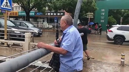 Chuvas torrenciais deixam dois mortos em Pequim