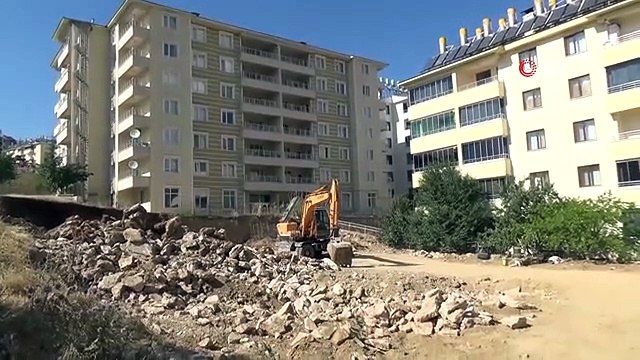 Le dortoir et les bâtiments environnants ont été évacués lorsque les engins de chantier ont fait exploser la conduite de gaz naturel.