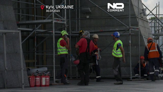 В Киеве демонтируют герб СССР с монумента Родина-мать