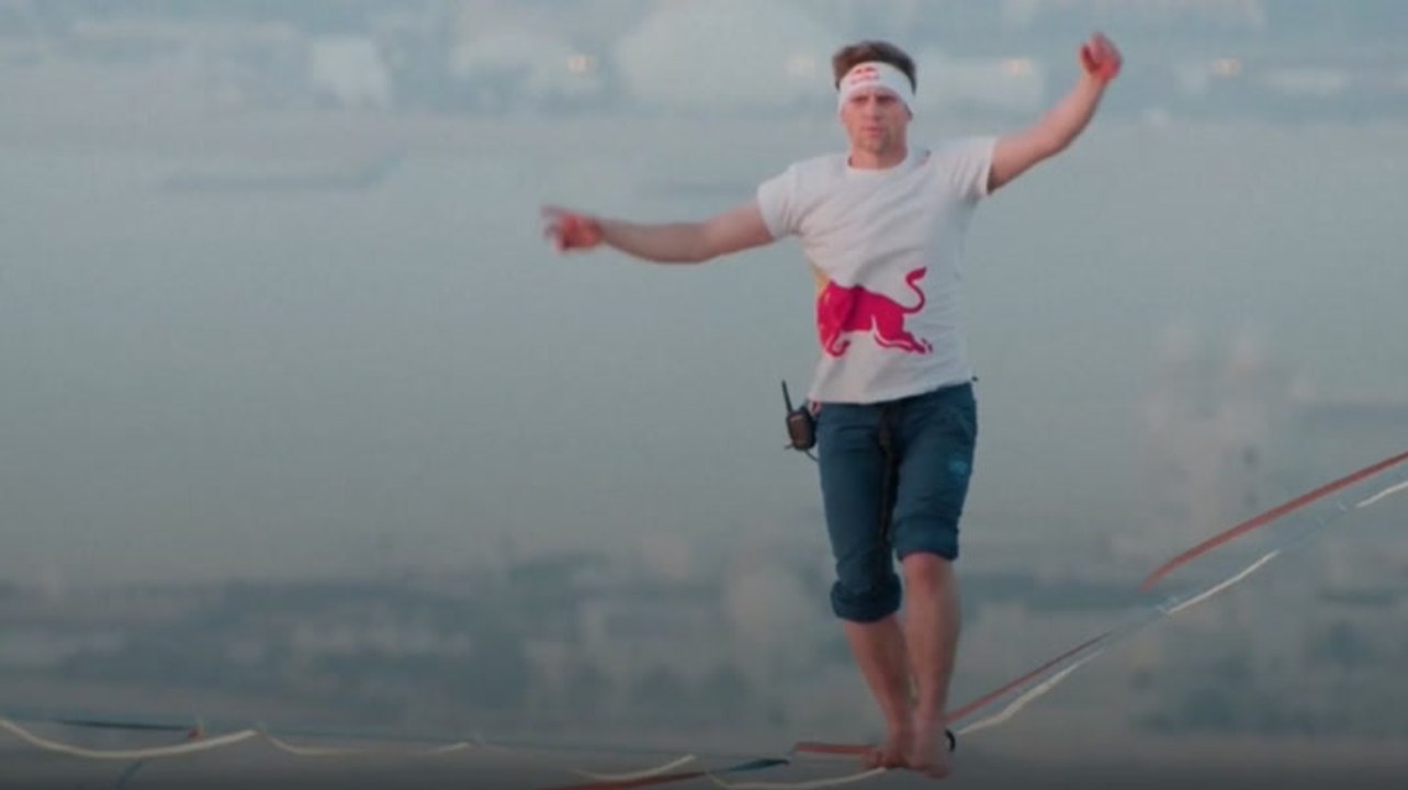 Daredevil sets new world record for longest slackline walk in Qatar