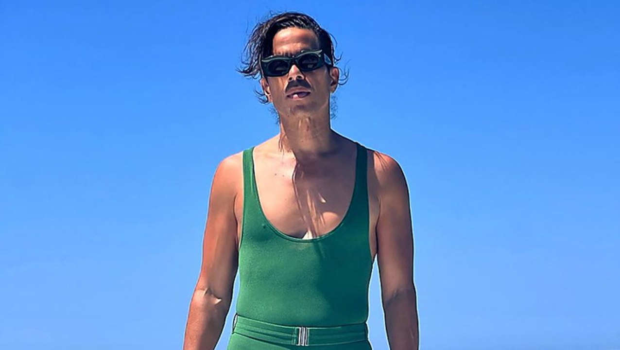 Was für ein Anblick: Jorge Gonzalez posiert im hautengen Badeanzug