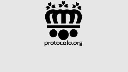 Cómo beber el contenido de una copa de forma correcta. Interacción social en la mesa al beber