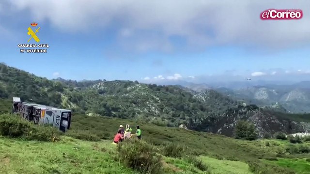Siete hospitalizados al despeñarse un autobús en la subida a los Lagos de Covadonga